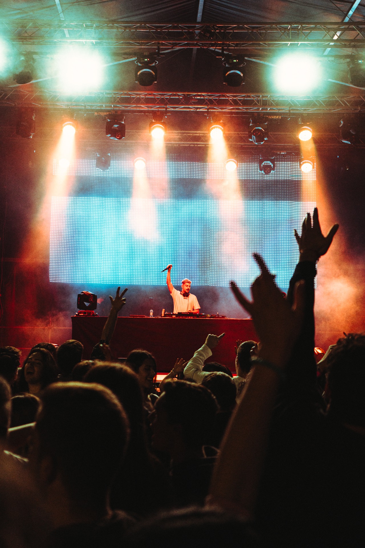 Aaron MVP DJ en festival con el público en Zaragoza