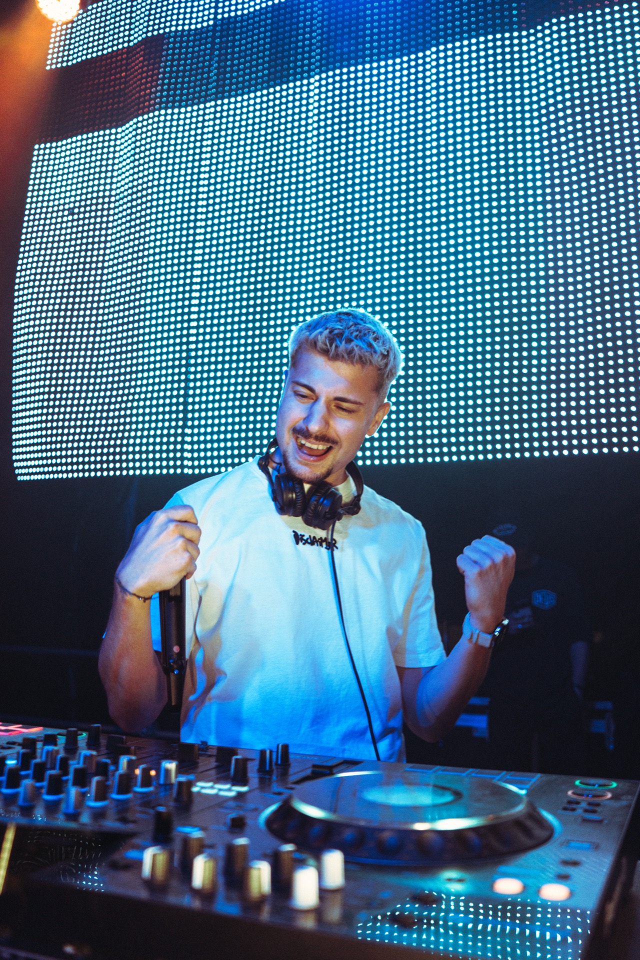 Aaron MVP DJ en sesión con headphones