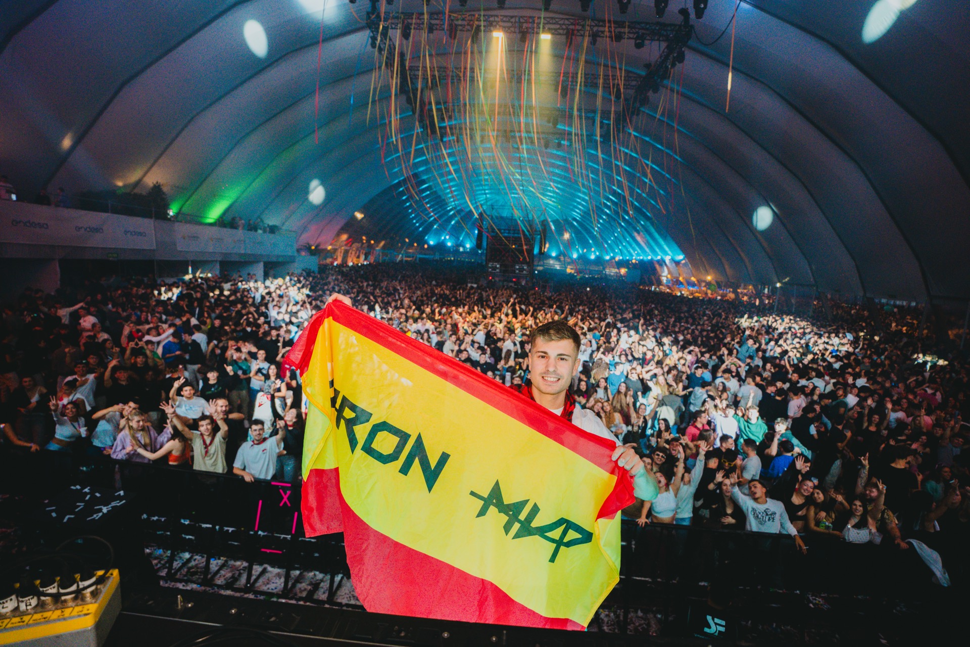 Aaron MVP con bandera Aaron MVP DJ ante miles de personas
