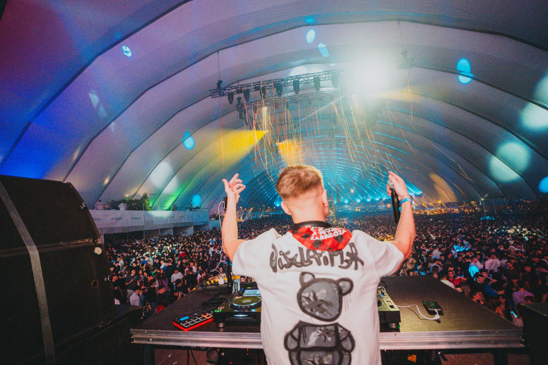 Aaron MVP DJ en festival con miles de personas en la pista